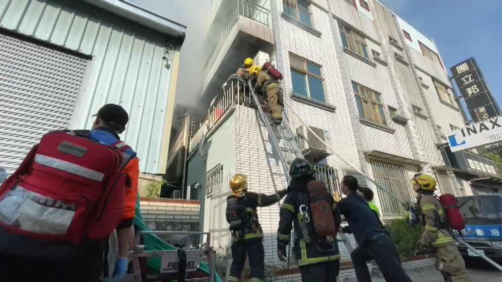 台南5層樓住宅驚傳火災! 警救出4人