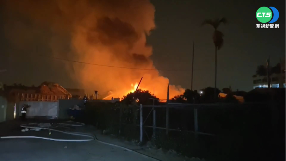 台中資源回收場暗夜火 惡臭.火煙猛竄