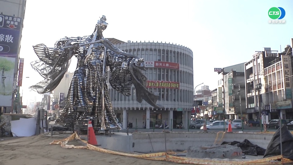 全國首座"素還真"圓環 布袋戲迷狂拍