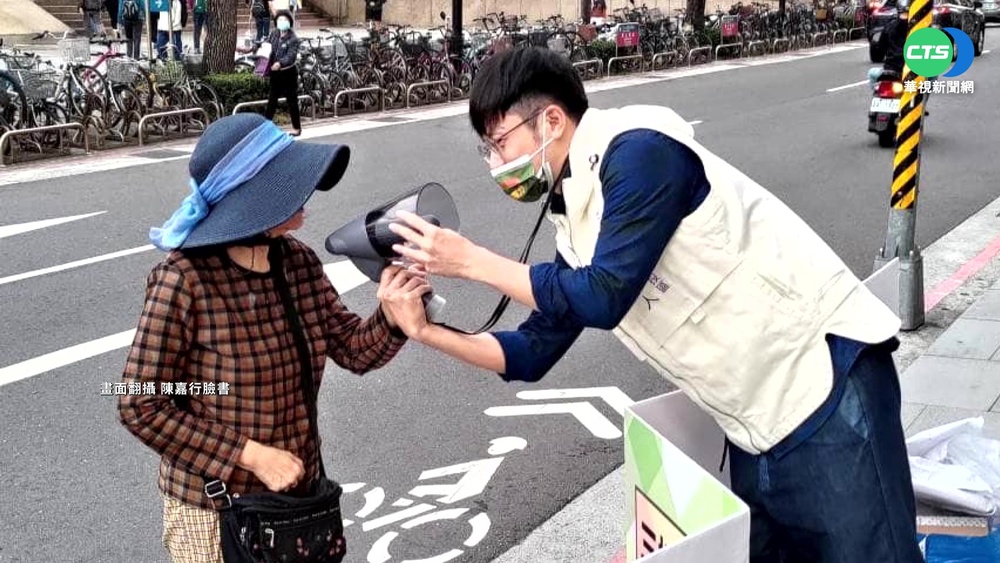 "焦糖哥哥"公投宣講 疑似遭民眾攻擊