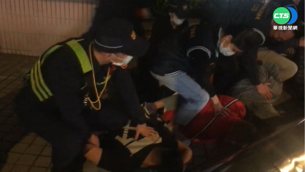 婦欠6萬只還3萬 債主撂9小弟持棒砸屋