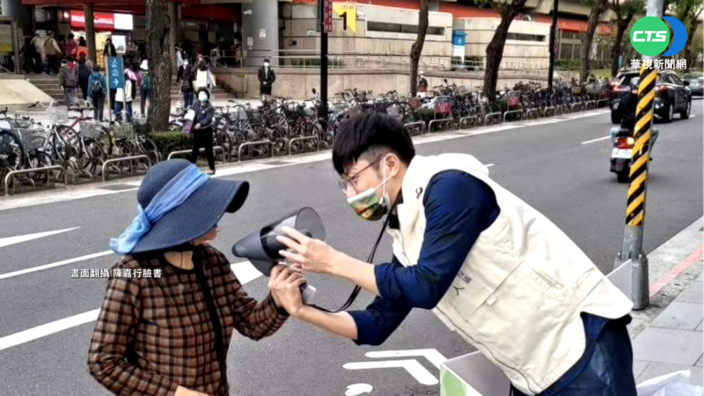 焦糖哥哥街頭宣講公投 遭嗆撕告示牌