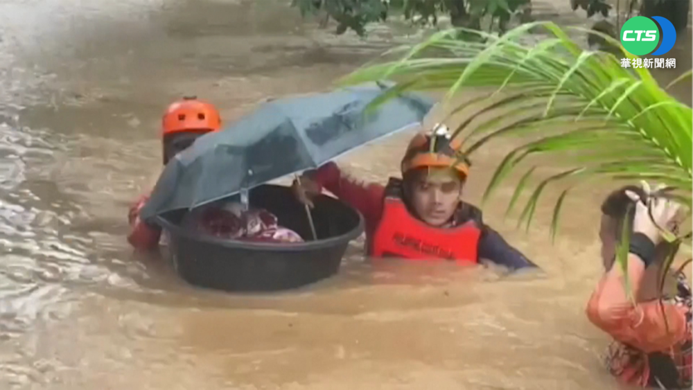 "雷伊"橫掃菲國 水深及胸.逾10萬人撤