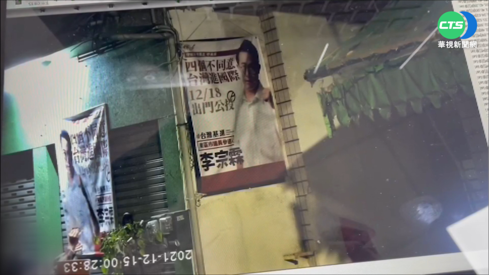 公投立場不同 男闖店撕海報.塗鴉文宣