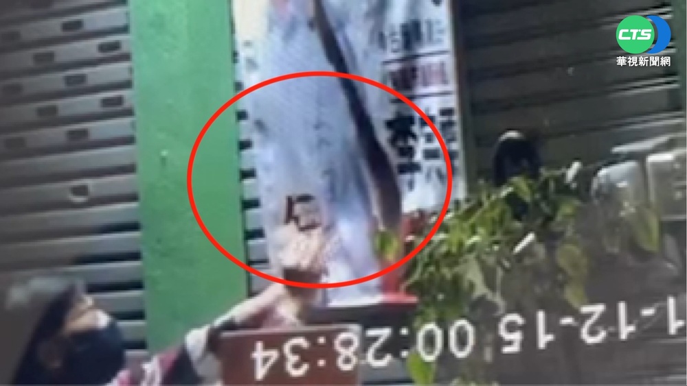 公投立場不同 男闖店撕海報.亂塗鴉