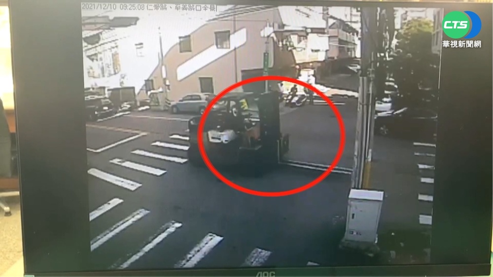 堆高機違規開上馬路 警一查...酒駕累犯