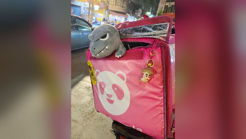 保溫箱上為何掛娃娃？ 外送員曝「超實用功能」