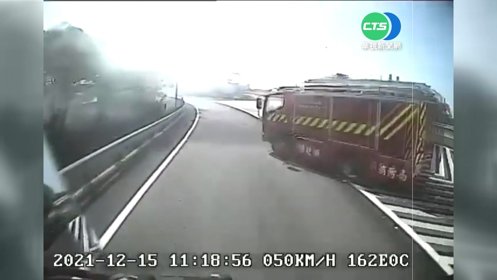 未禮讓撞消防車? 拖板車司機喊冤