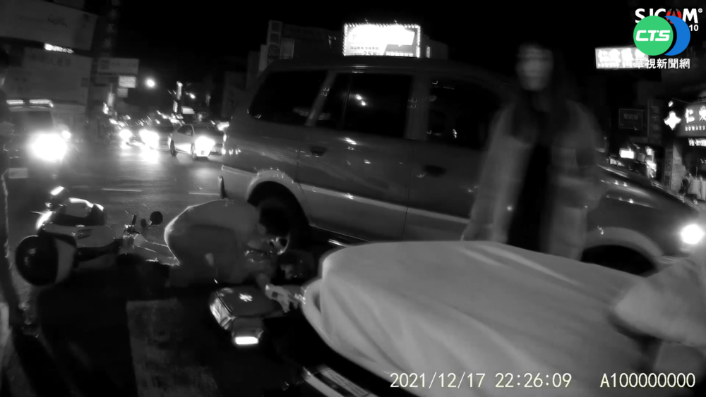 車禍擦撞 女騎士頭髮遭車輪壓住趴地痛哭