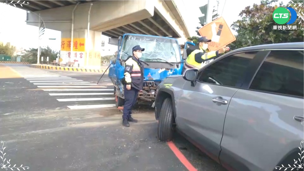 疑違規釀災 苗栗苑裡2車相撞卡護欄