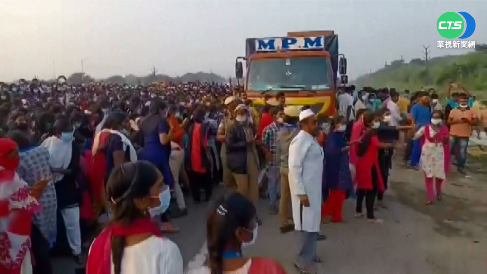 不滿宿舍食安問題! 印富士康員工上街示威