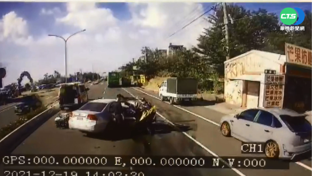 枋山轎車追撞遊覽車 車頭全毀2人重傷