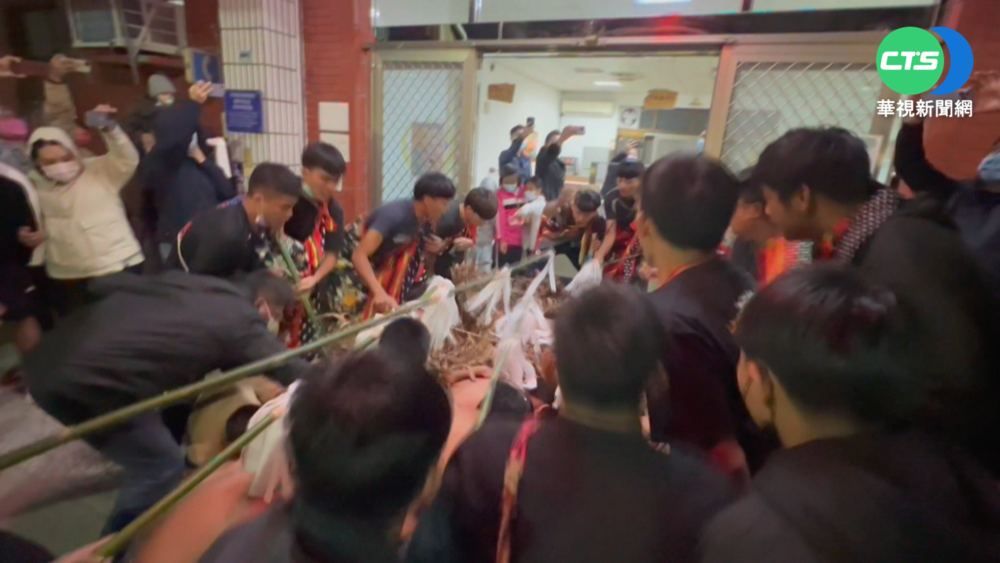 卑南年祭除穢儀式 孩童頂寒風祈福