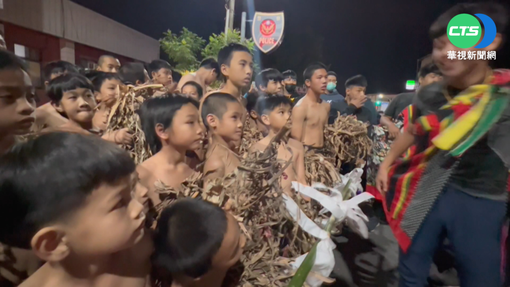 卑南年祭除穢儀式 孩童頂寒風祈福