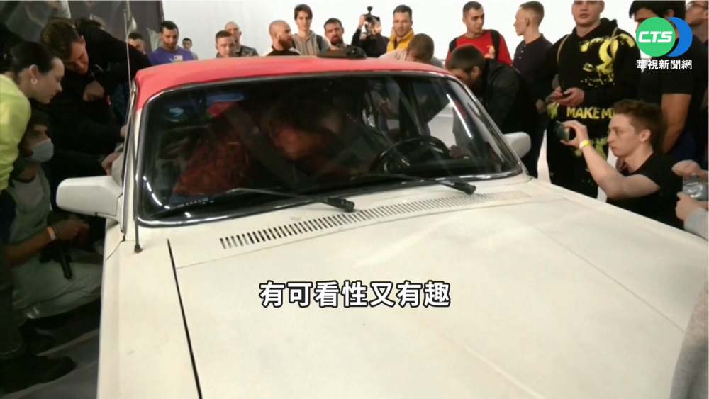 俄新奇車內摔角 選手各顯看家本領