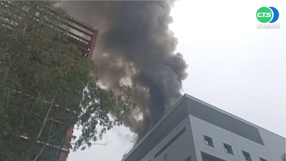 疑拆機組操作不慎 苗栗太陽能工廠大火