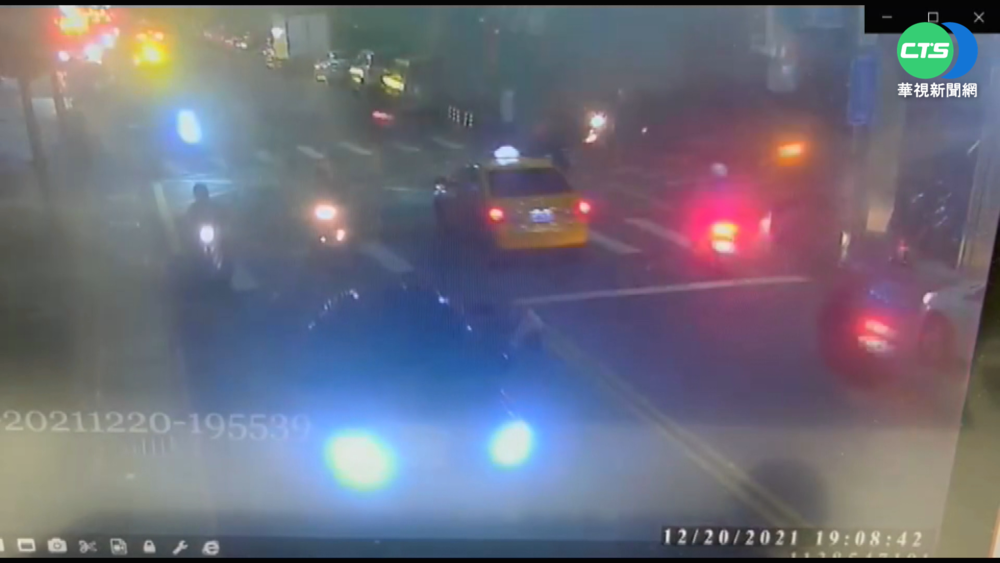 單車疑跨雙黃線遭撞 學生頭重創昏迷