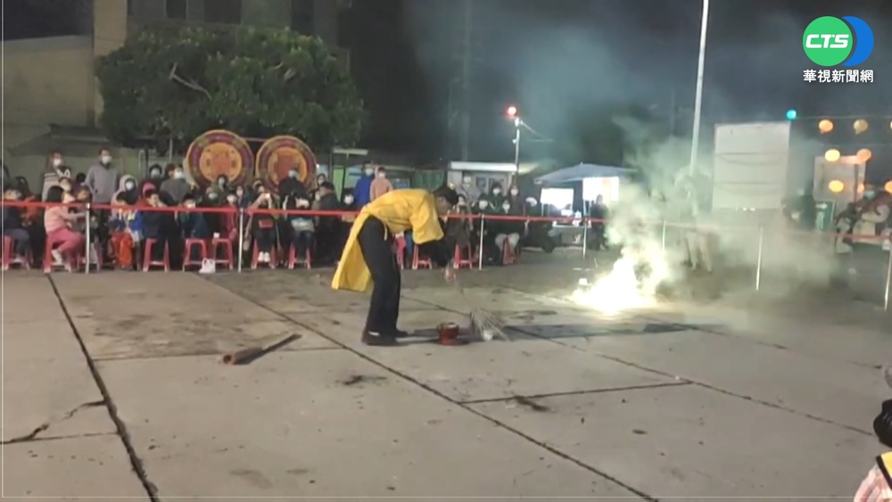 傳承135年 冬至送火王儀式 台電熄路燈