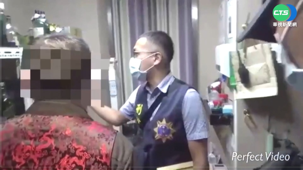 掉包昂貴洋酒賺暴利 酒店員工被抓包