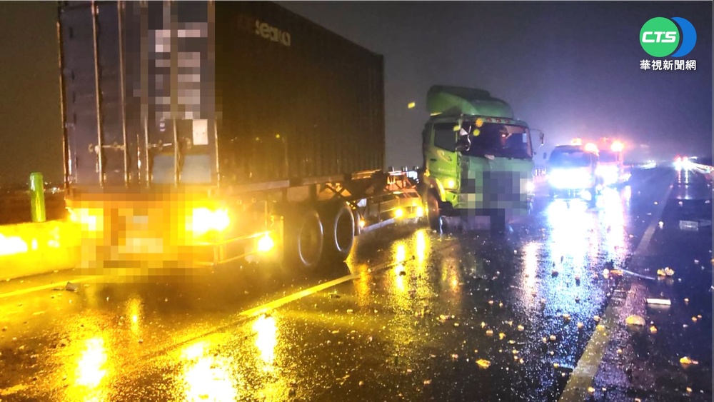 西濱貨櫃車槽車連環撞 2駕駛輕傷