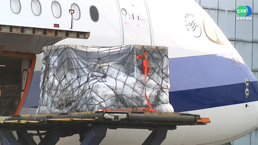 73萬劑AZ疫苗再抵台！效期至2022年4月30日