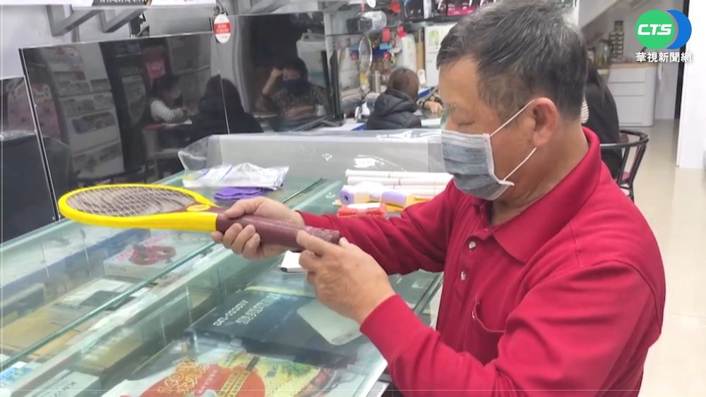 出租屋突冒濃湮 疑充電式電蚊拍起火