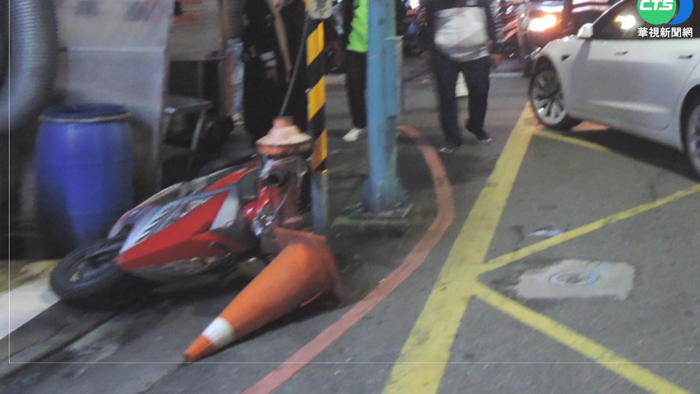 遭特斯拉衝撞受傷 騎士遭查無照吃罰單