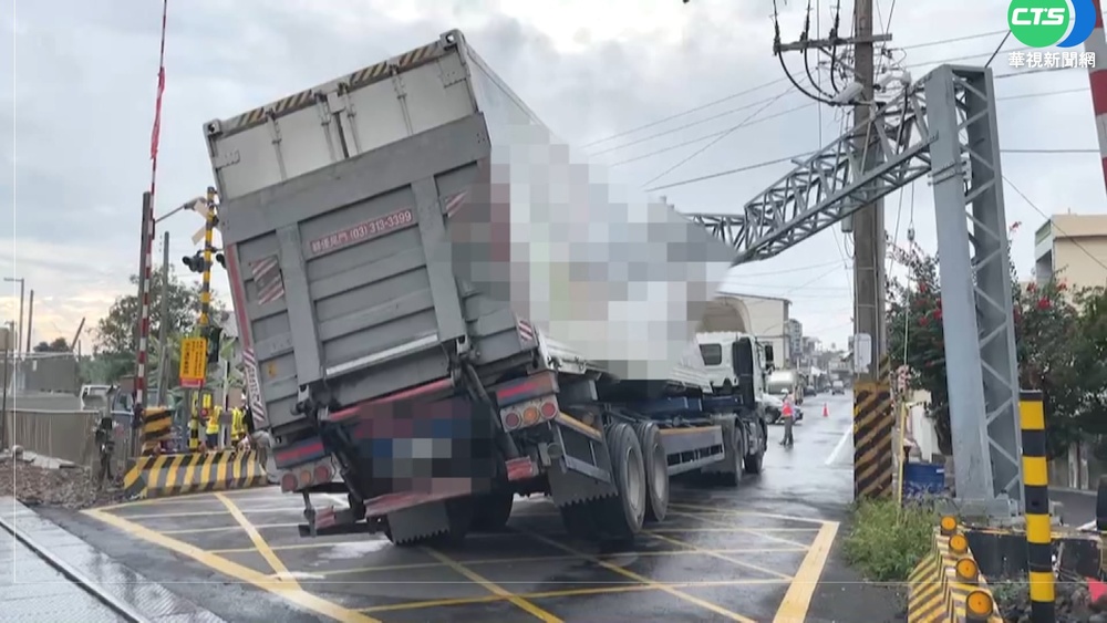 大貨車卡平交道 台鐵潮州-南州延誤2小時
