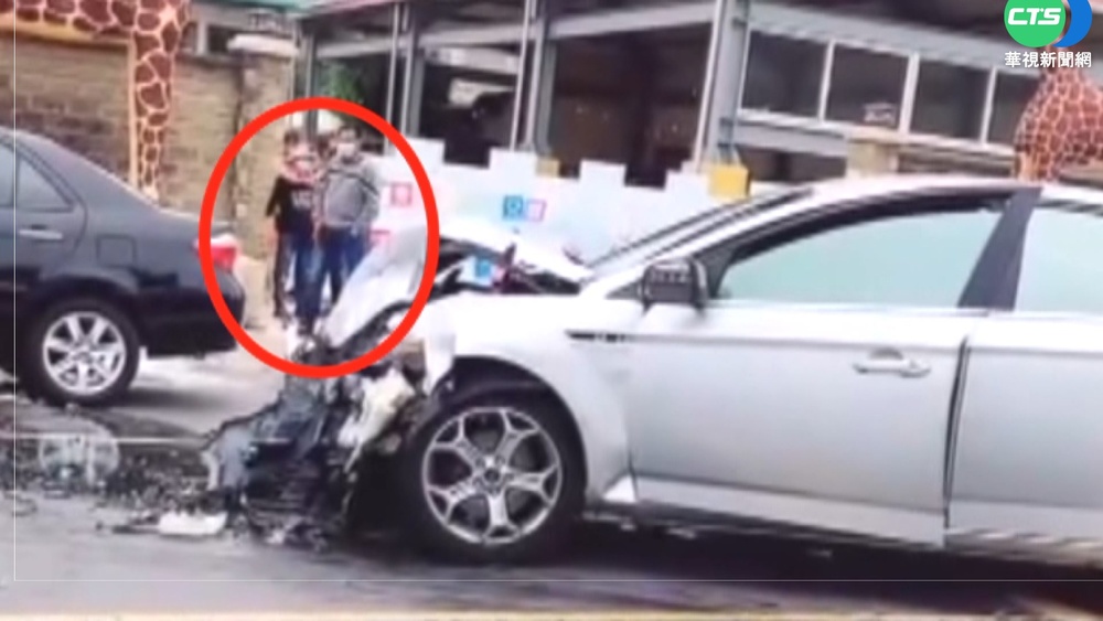 碰!逆向超車猛對撞 路旁母子驚嚇逃