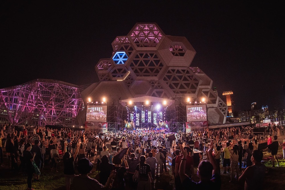 「2022高雄跨年晚會」做為台灣燈會在高雄會前會，首創雙舞台、雙製播規格，呼應燈會雙場域  (高市府提供)