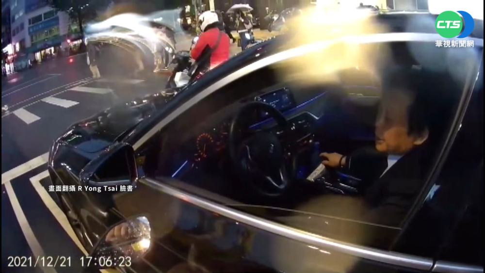 王世堅違停機車停等區 騎士提醒看傻眼