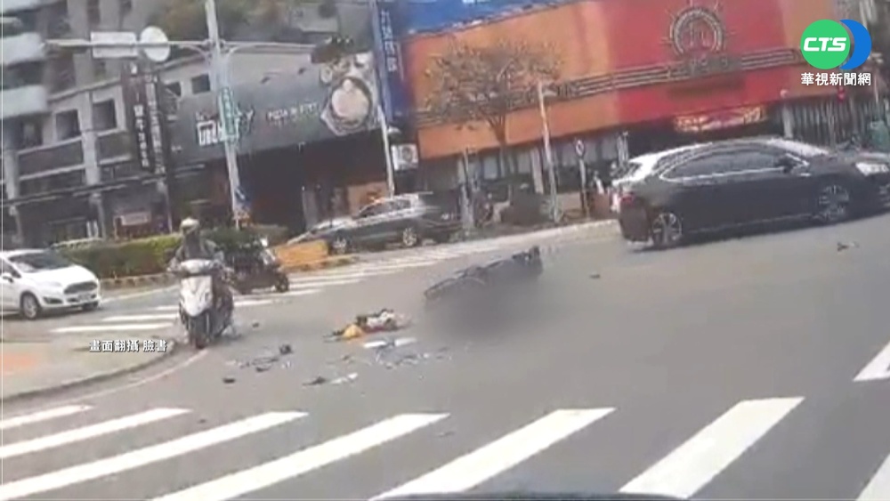 碰! 轎車未等淨空就左轉 攔腰撞倒機車