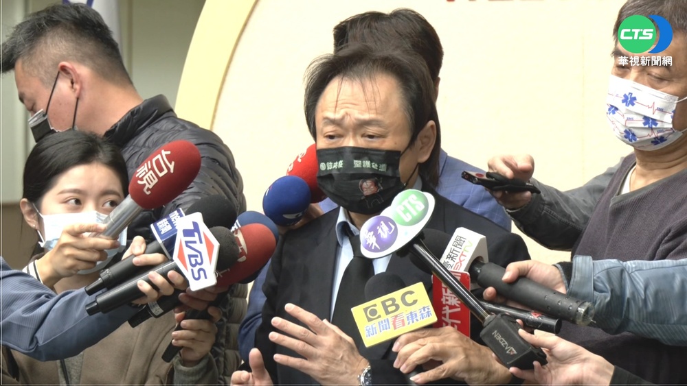 轎車占機車停等區 王世堅歉:沒滑手機