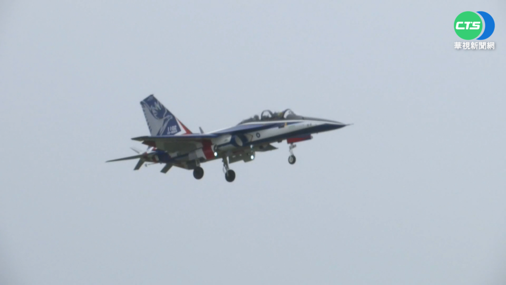 第二架勇鷹今直飛台東 漢翔董座同乘交機