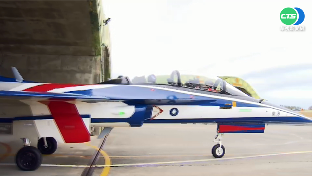 第二架勇鷹今直飛台東 漢翔董座領飛交機