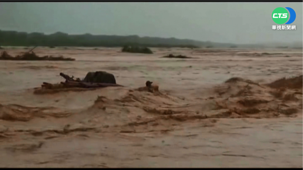 玻利維亞暴雨成災 疏浚人員遭沖走