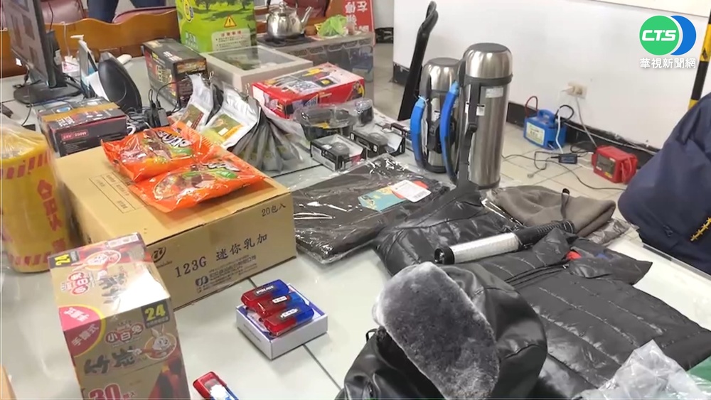 合歡山追雪湧遊客 員警交管禦寒小物曝