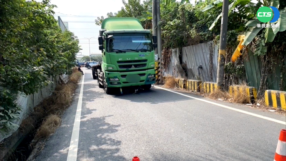 疑內輪差釀禍! 女騎士摔車卡客運底下