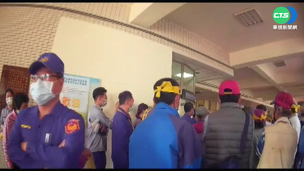 抗議馬頭山設養豬場! 爆推擠1警暈倒