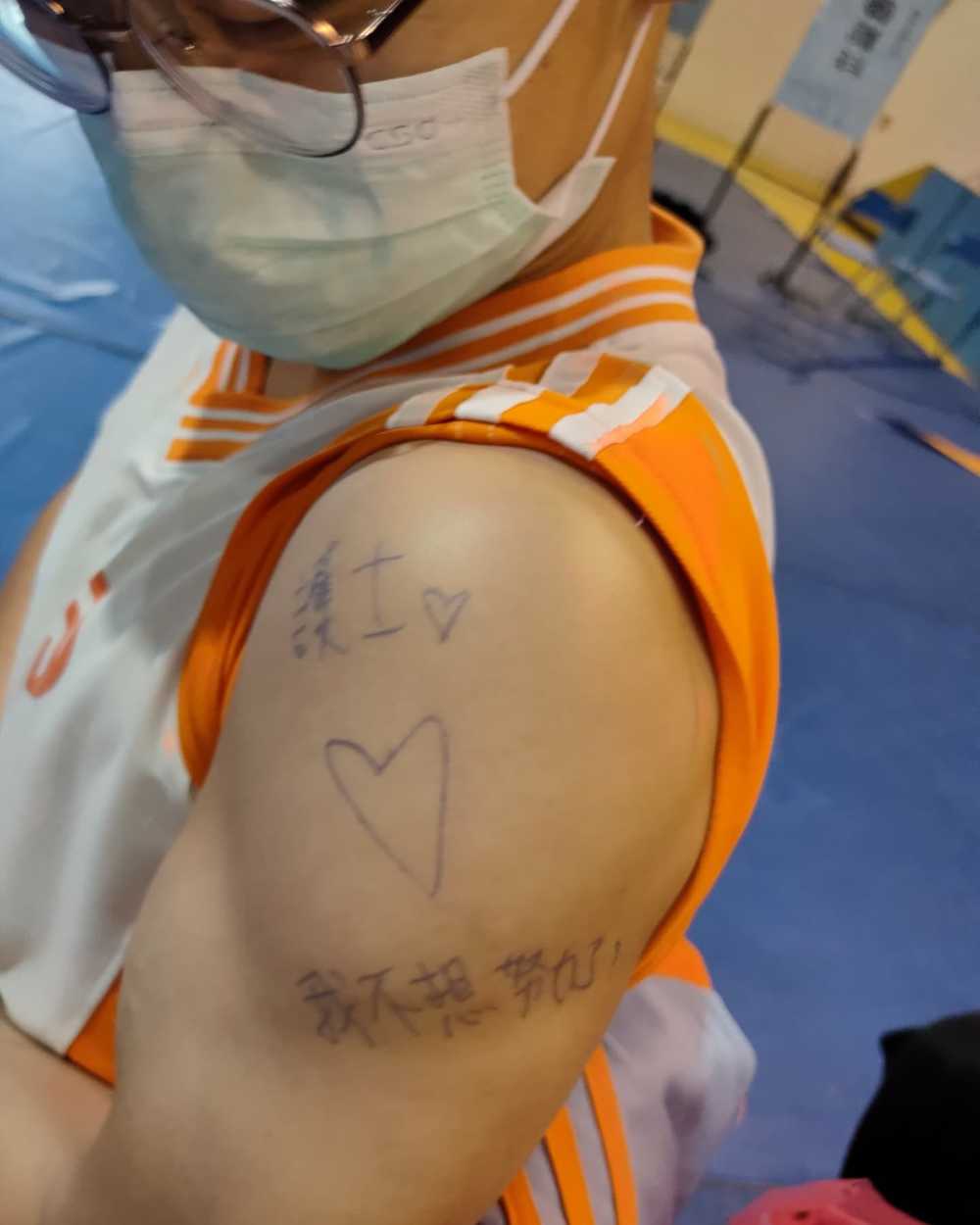 護理師打BNT疫苗 見「高中男撩妹」笑了