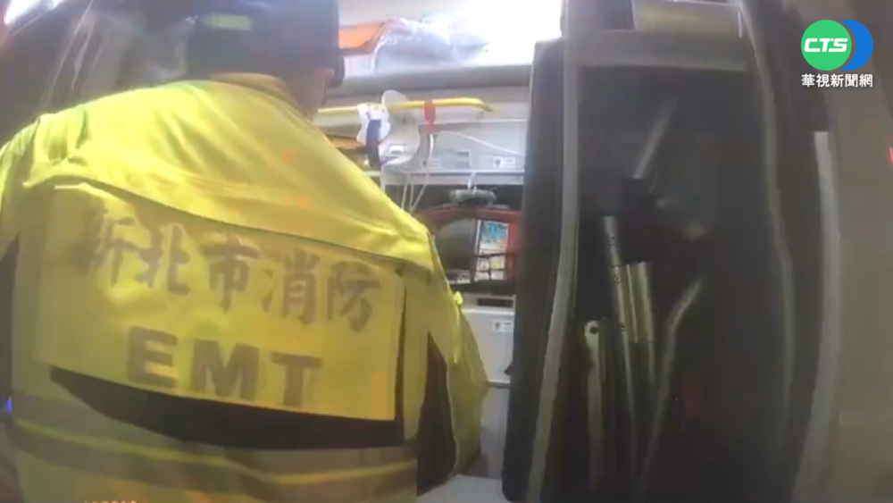 醉漢毆傷消防員遭逮 上銬立醒全忘了