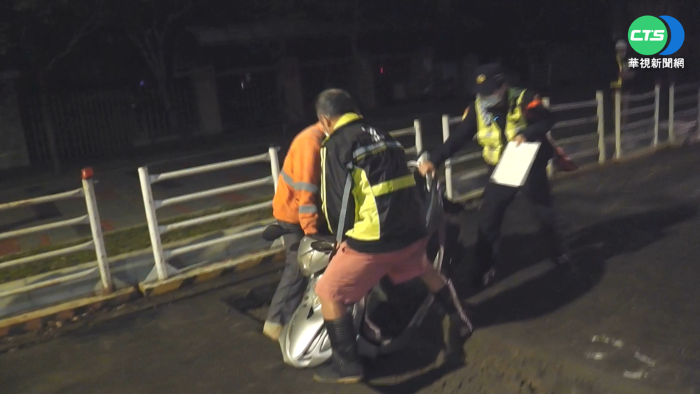 趕上班闖施工圍籬 機車栽進施工坑洞