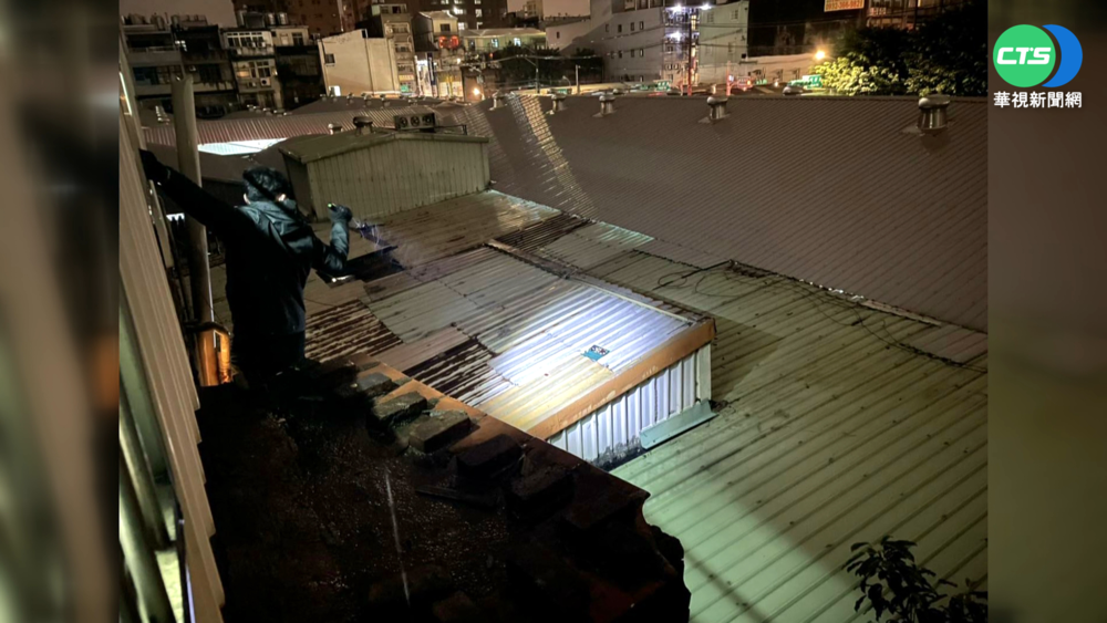 桃園民宅暗藏賭場 警攻破2道鐵門逮人