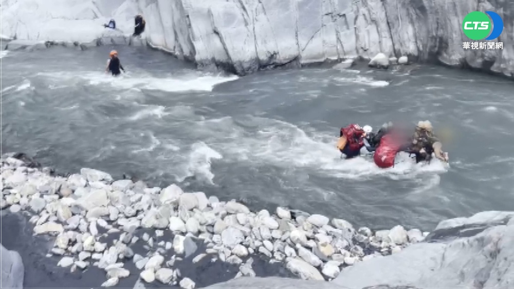 4登山客困伊巴厚山 警消1天內救出!
