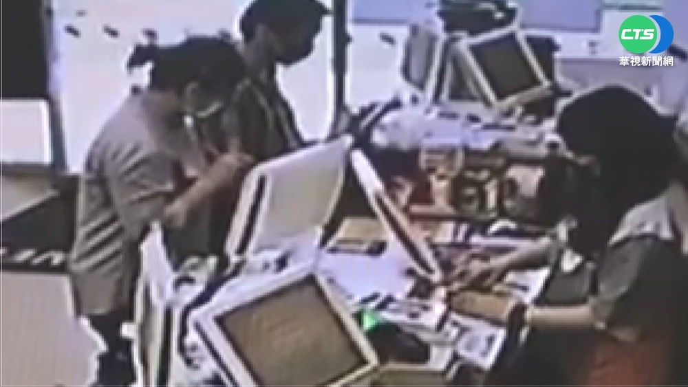 拾獲健保卡... 男起貪念冒領五倍券花光