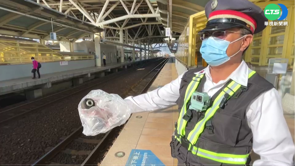 台鐵又出包! 普悠瑪"粗銅管"卡車底