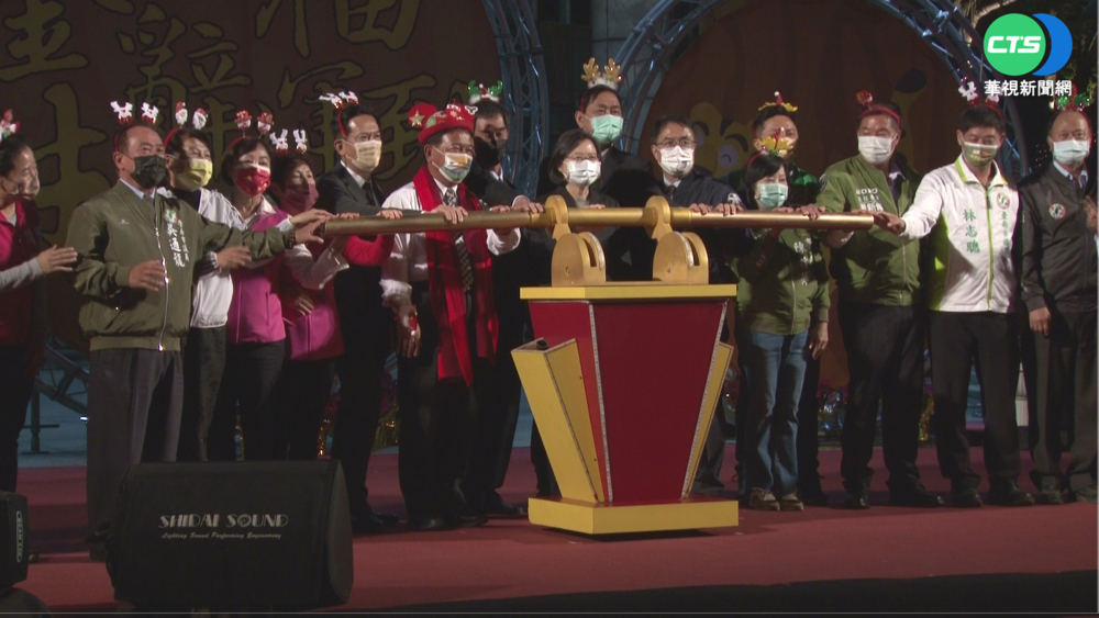 台南"平安祈福燈會"點燈 總統驚喜現身