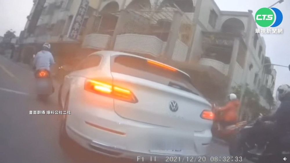 "左轉搶輸"汽車撞倒機車 網友:蓄意謀殺
