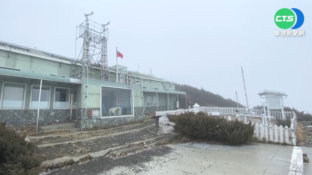 耶誕節強烈冷氣團報到 玉山清晨飄雪!