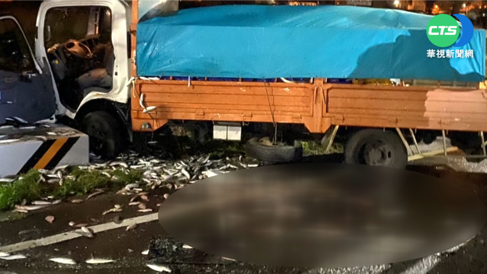 轎車逆向撞貨車 魚貨灑滿地.1死2傷